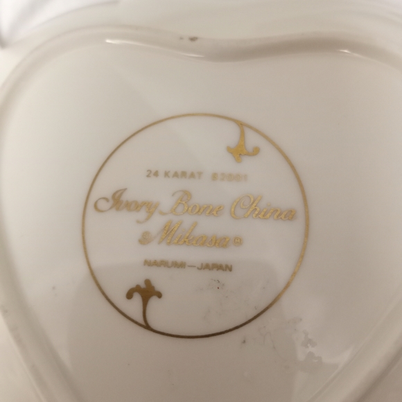 Vintage Mikasa Ivory Bone China Heart Shaped Dish - 24K Gold, Lattice Pa… - Picture 2 of 3